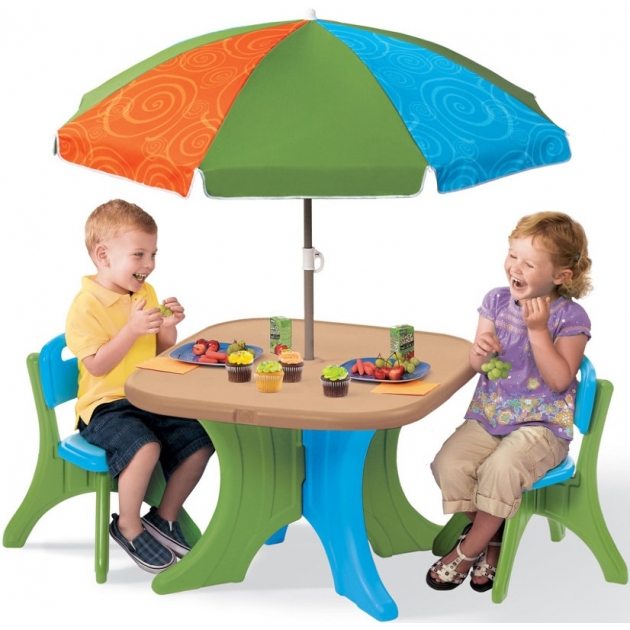 Детский столик для улицы со стульями и зонтом Step 2 834700